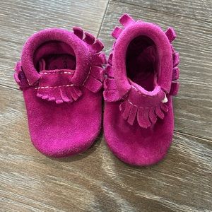 Freshly Picked moccs - size 3 - pink felt